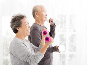 senior couple lifting weights